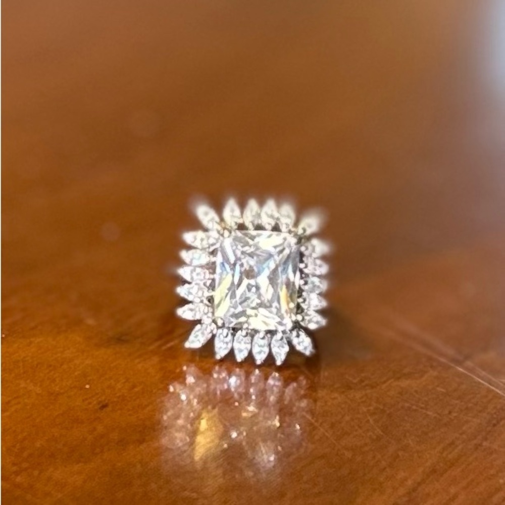 NWOT Cocktail / Fashion Clear Crystals Ring, Sz 7 - Picture 5 of 7